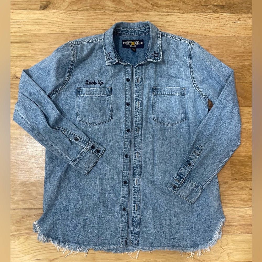 LUCKY BRAND women’s denim button down shirt (M)